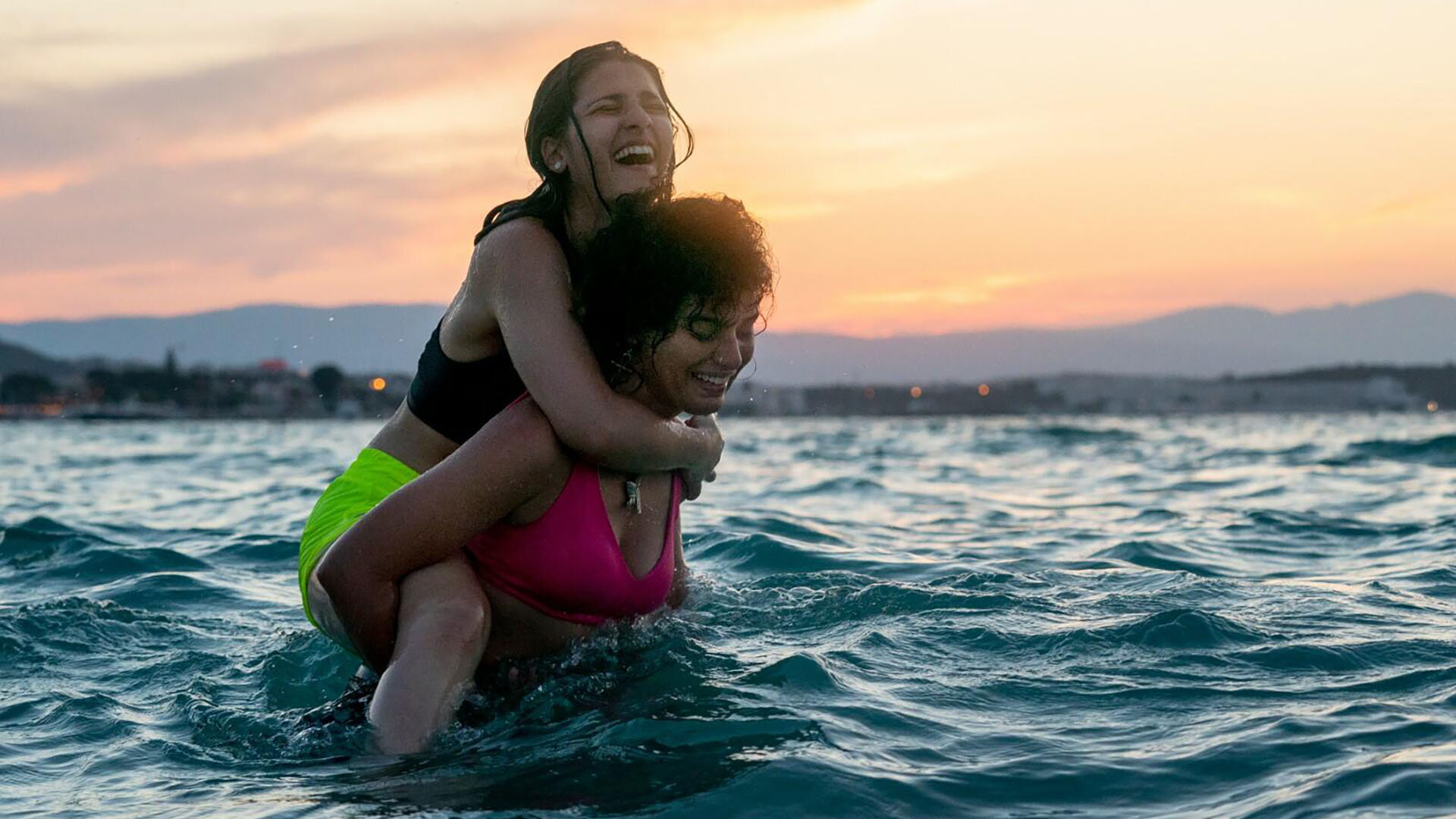 Die Schwestern in "Die Schwimmerinnen" im Meer
