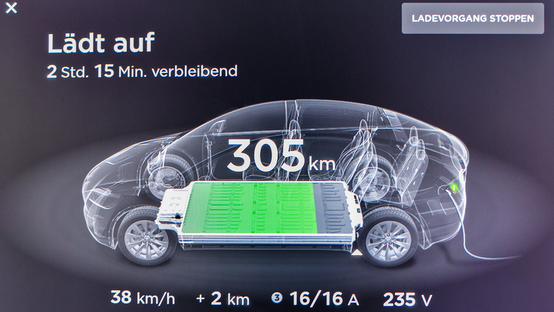 Das Display in einem Elektroauto der Marke Tesla zeigt den Ladezustand das Akkus an (Foto: Patrick Pleul/picture alliance/dpa-Zentralbild/ZB) Das Display in einem Elektroauto der Marke Tesla zeigt den Ladezustand das Akkus an (Foto: Patrick Pleul/picture alliance/dpa-Zentralbild/ZB)