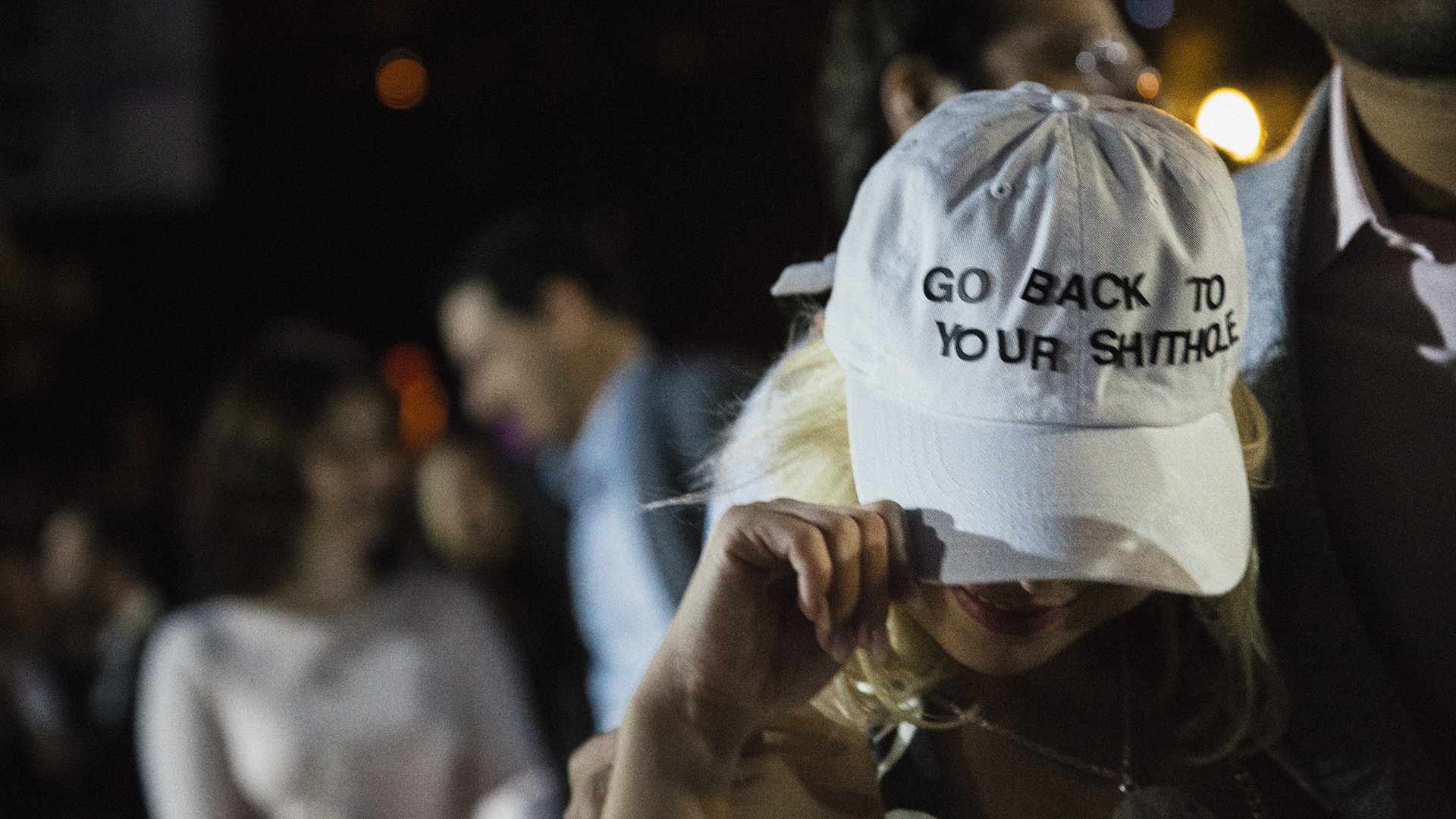 Foto: Glenna Gordon Frau mit Baseballcap mit der Aufschrift "Go Back To Your Shithole" Foto: Glenna Gordon