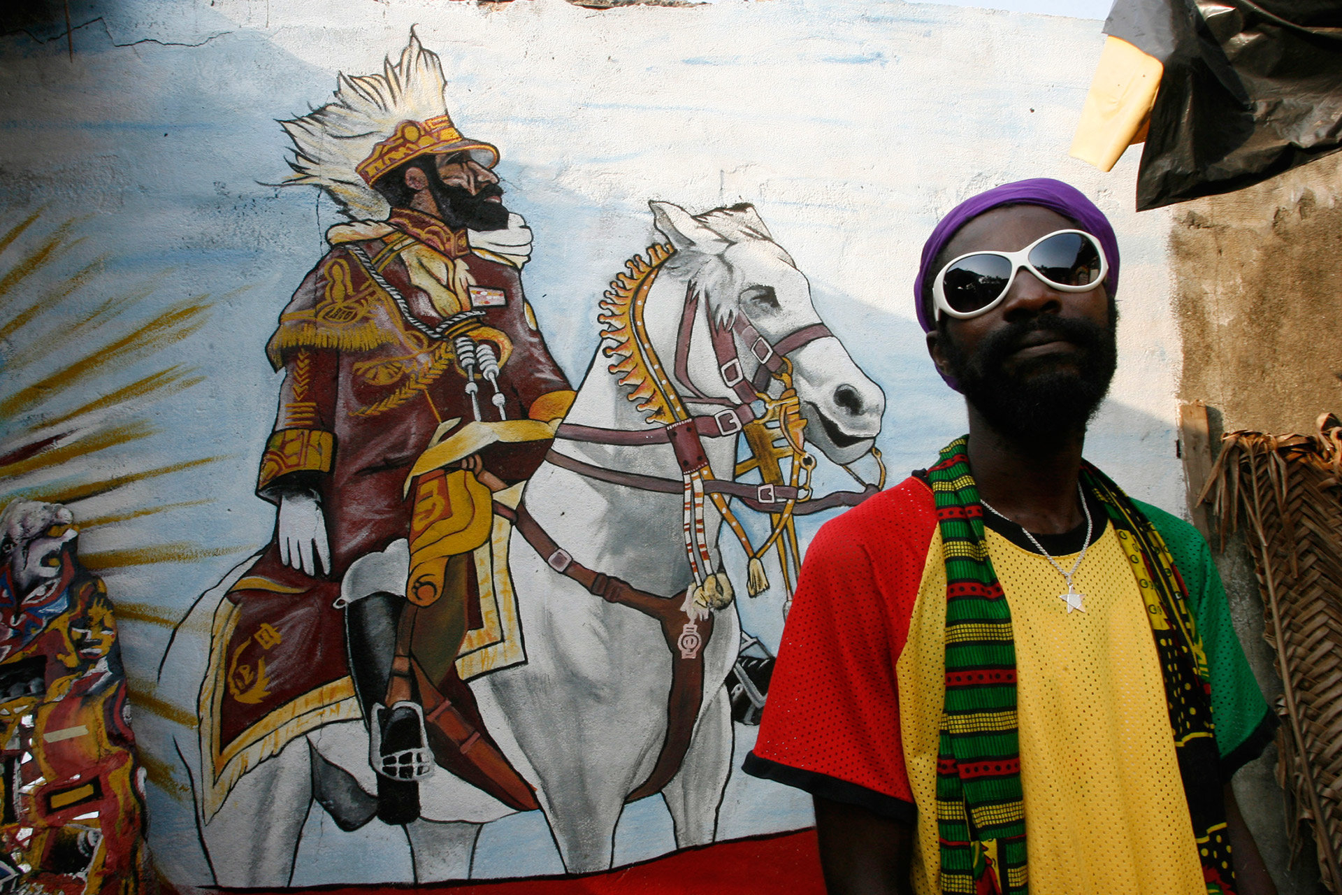 Rastafari vor Abbildung von König Salomon Rastafari vor Abbildung von König Salomon