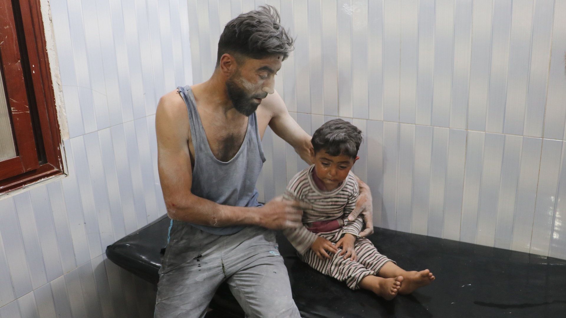 Ein Mann mit verletztem Kleinkind nach dem Luftangriff (Foto: Huseyin Fazil/picture alliance / AA) Ein Mann mit verletztem Kleinkind nach dem Luftangriff (Foto: Huseyin Fazil/picture alliance / AA)