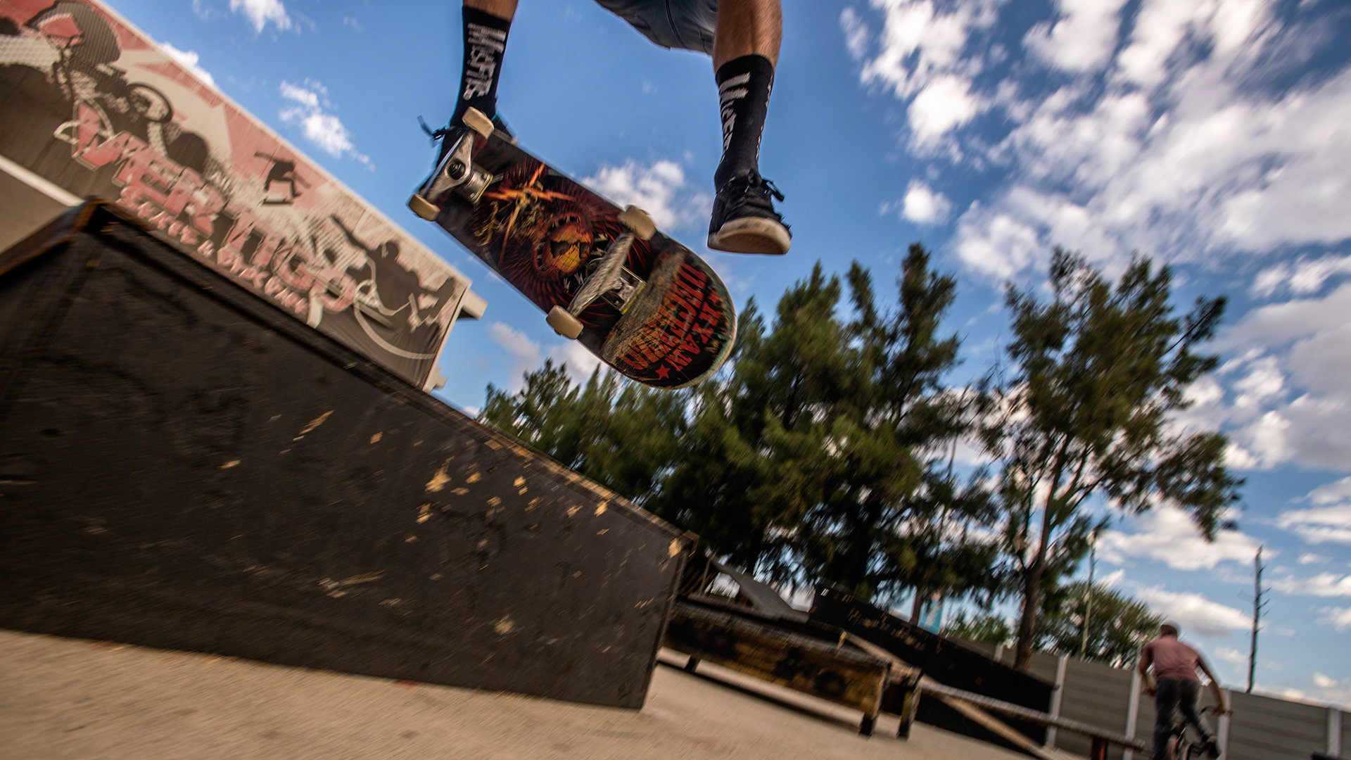 Skater bei einem Sprung Skater bei einem Sprung
