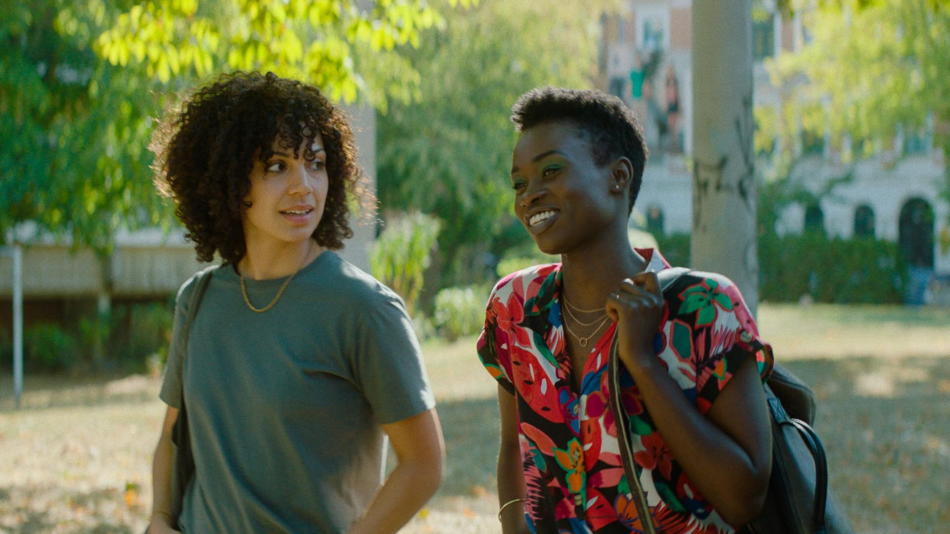 Ivie (Haley Louise Jones) und Naomi (Lorna Ishema) in IVIE WIE IVIE Ivie (Haley Louise Jones) und Naomi (Lorna Ishema) in IVIE WIE IVIE