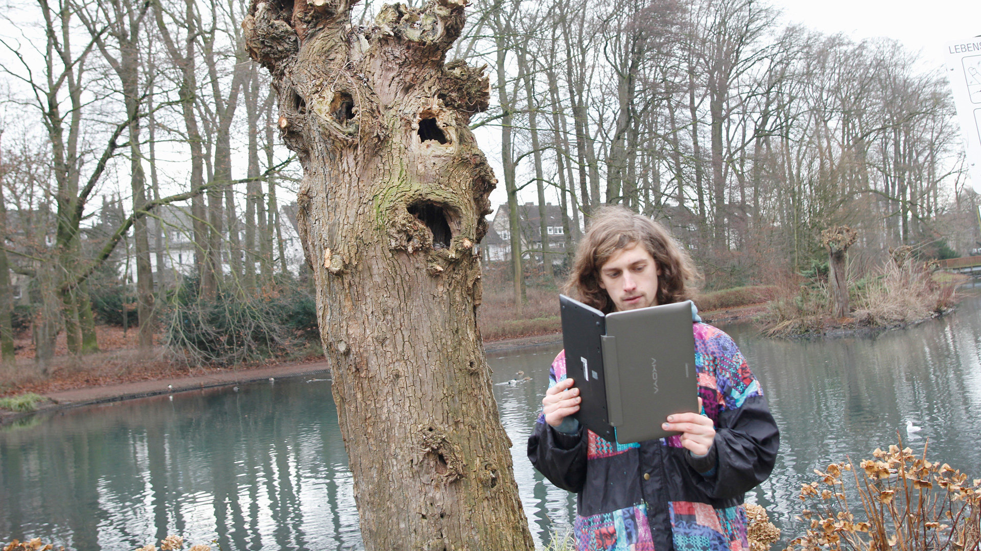 Ein Mann liest in einem aufgeklappten Laptop Ein Mann liest in einem aufgeklappten Laptop