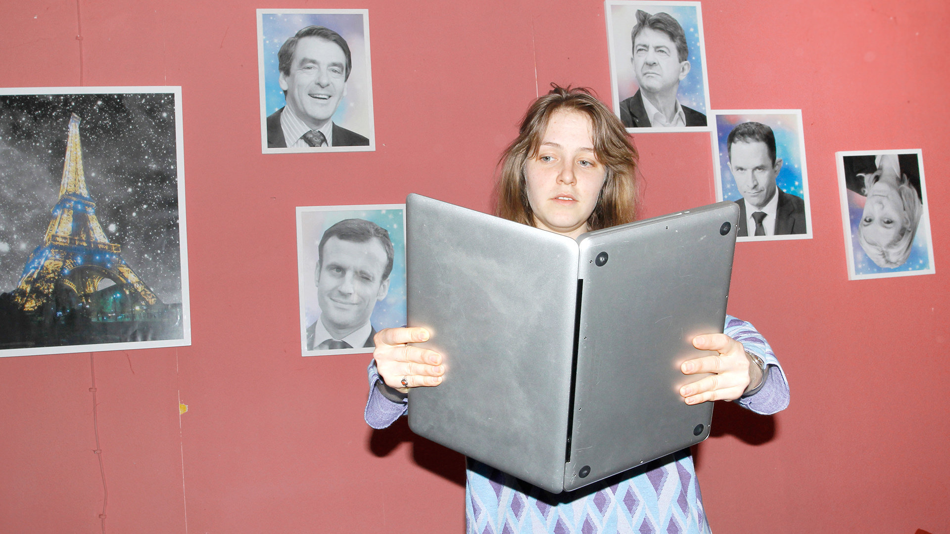 Eine jung Frauen schaut auf einen Laptop, als wäre es ein Buch Eine jung Frauen schaut auf einen Laptop, als wäre es ein Buch