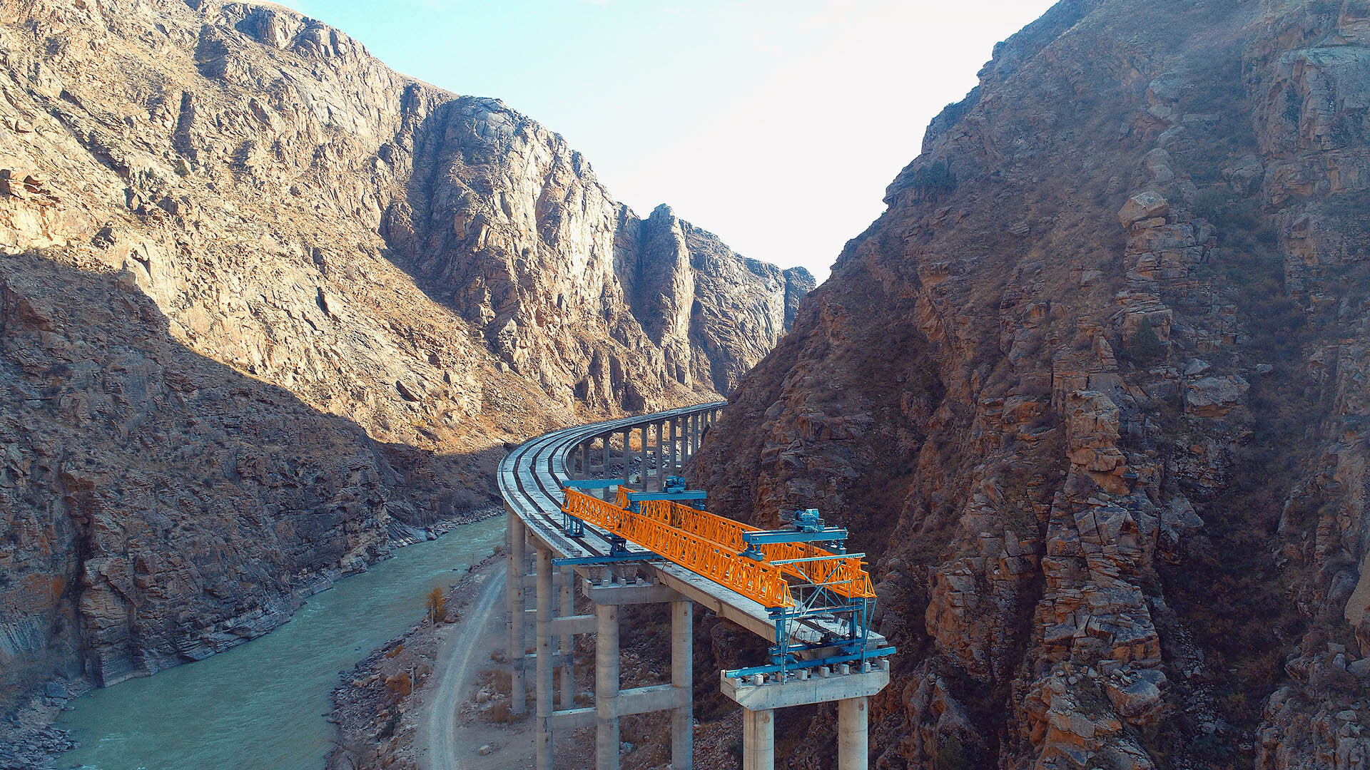 Baustelle der von China in Kirgisistan gebauten Nord-Süd-Autobahn Baustelle der von China in Kirgisistan gebauten Nord-Süd-Autobahn