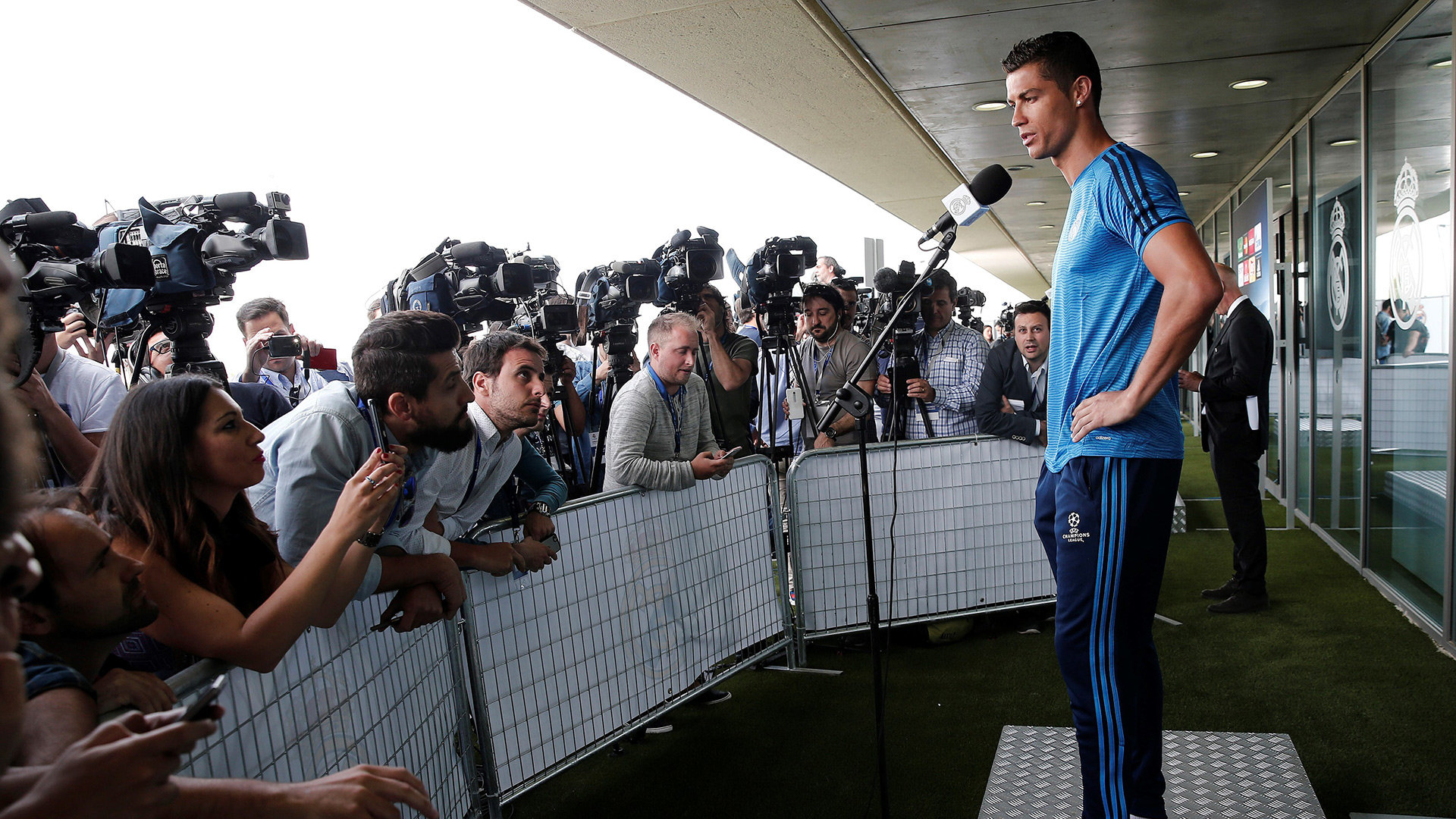 Der Fußballspieler Christiano Ronaldo bei einer Pressekonferenz Der Fußballspieler Christiano Ronaldo bei einer Pressekonferenz