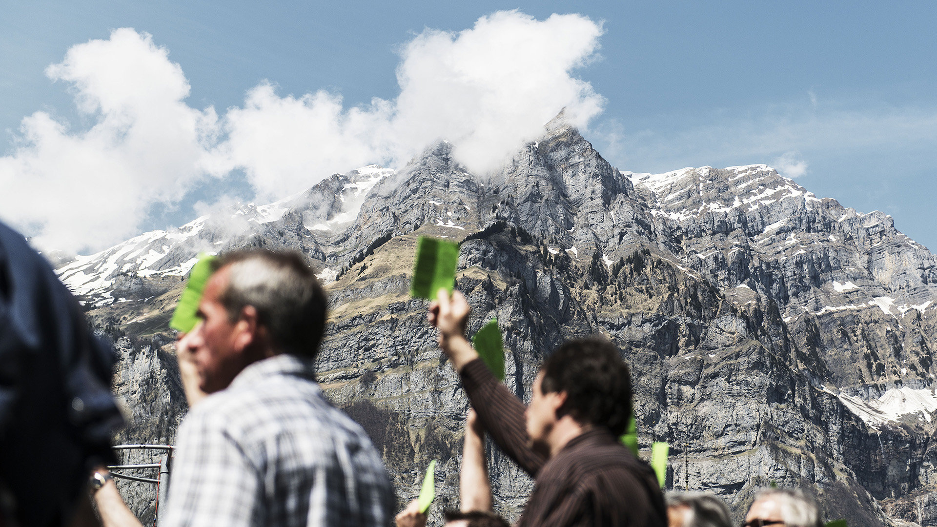 Bürger der Landsgemeinde Glarus stimmen ab (Foto: Christian Beutler/Keystone/laif) Bürger der Landsgemeinde Glarus stimmen ab (Foto: Christian Beutler/Keystone/laif)