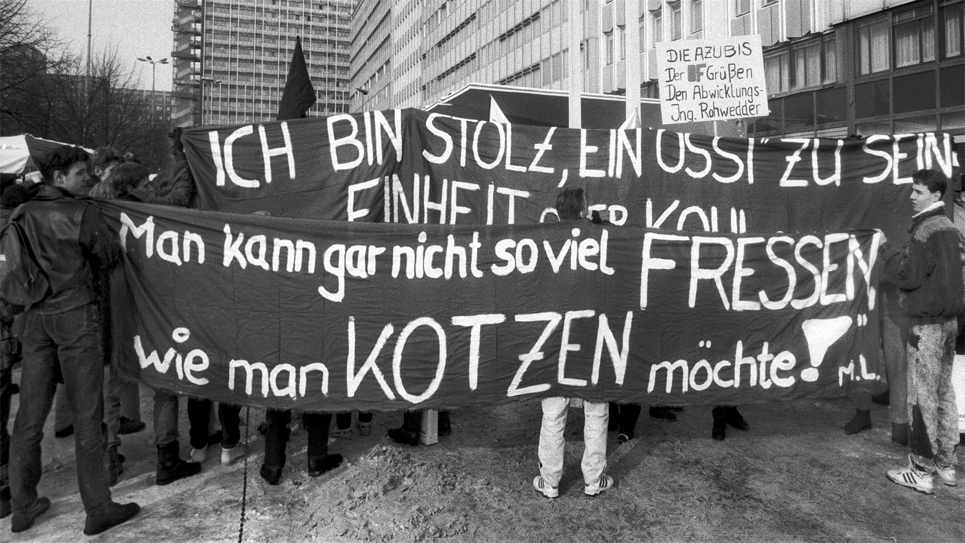 Beschaeftigte der DDR-Fluggesellschaft Interflug protestieren gegen das Ende des Betriebs. Foto: picture alliance/Paul Glaser/dpa-Zentralbild/ZB Beschaeftigte der DDR-Fluggesellschaft Interflug protestieren gegen das Ende des Betriebs. Foto: picture alliance/Paul Glaser/dpa-Zentralbild/ZB
