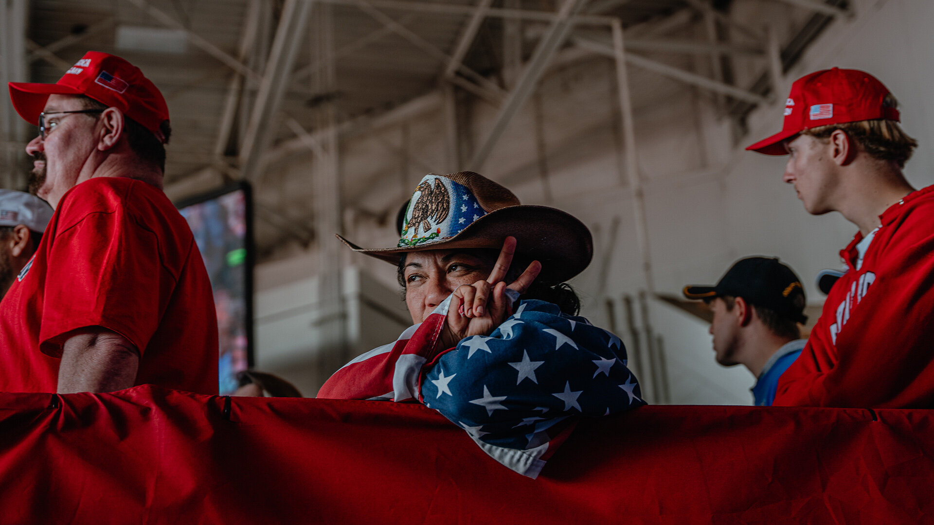 Trump Anhängerin trägt einen Hut mit der amerikanischen und der mexikanischen Flagge Trump Anhängerin trägt einen Hut mit der amerikanischen und der mexikanischen Flagge