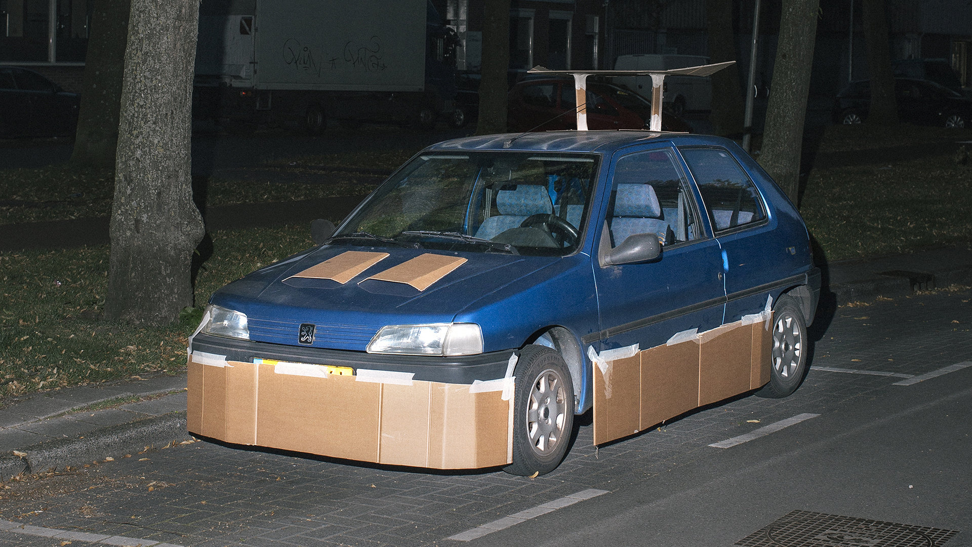 Auto mit Spoiler aus Pappe Auto mit Spoiler aus Pappe