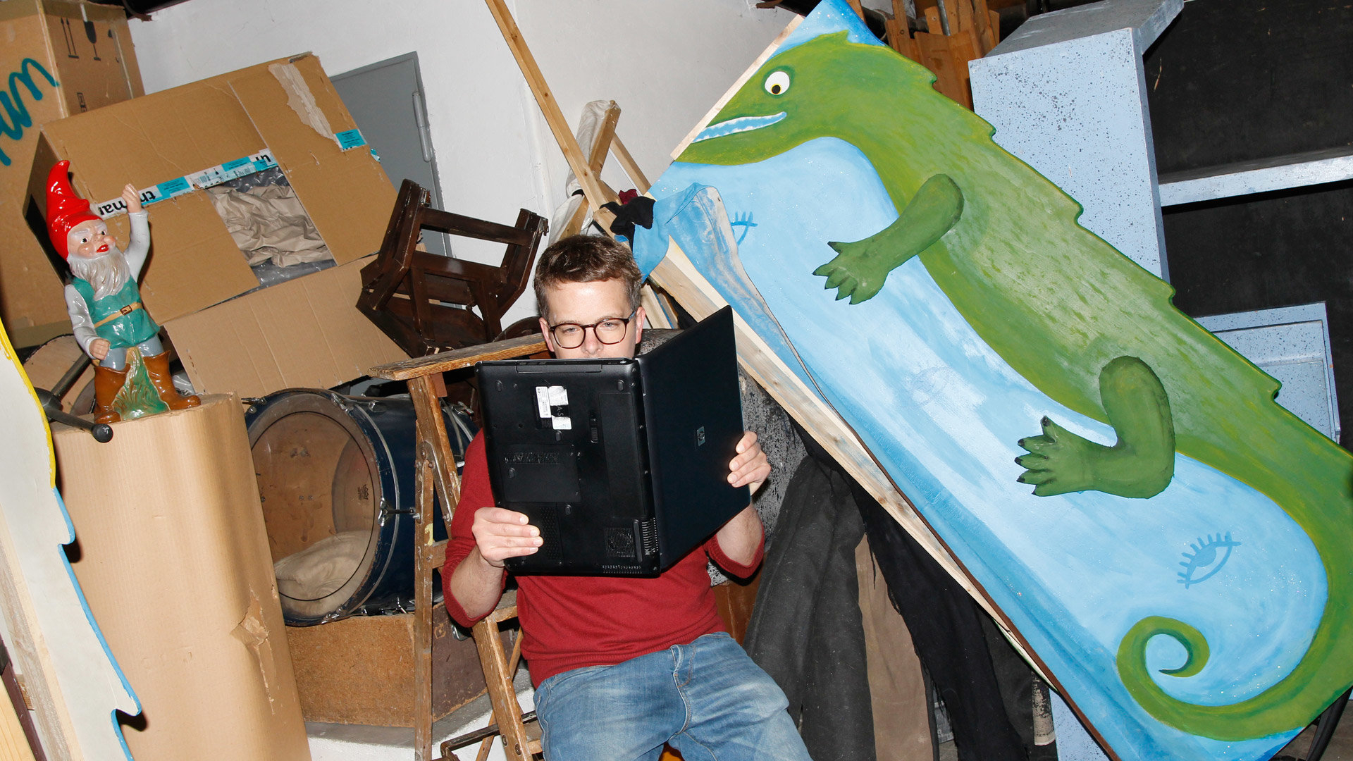 Ein Mann liest im aufgeklappten Laptop Ein Mann liest im aufgeklappten Laptop