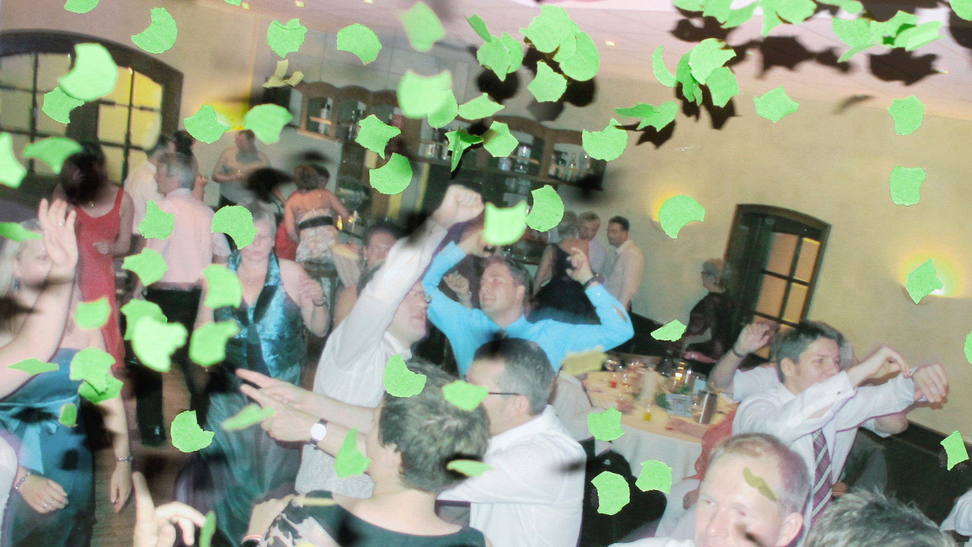 Wilde Party mit grünem Konfetti Wilde Party mit grünem Konfetti