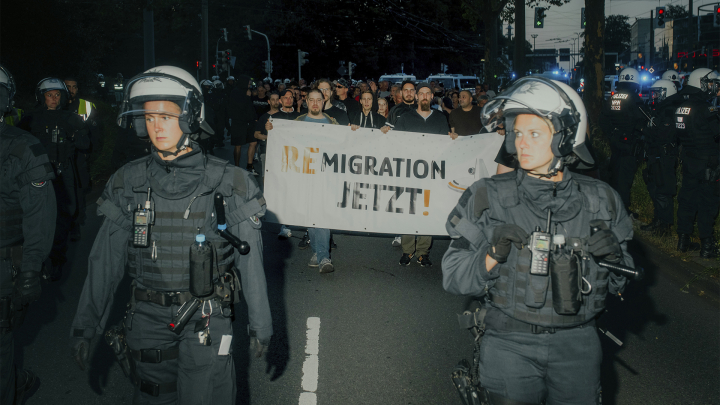 Blick auf die Demonstration unter dem Motto "Remigration jetzt!" zu der rechte bis extrem Rechte Gruppen aufgerufen hatten