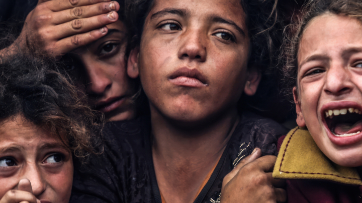 Palästinensische Kinder versuchen Essen von einer NGO zu bekommen