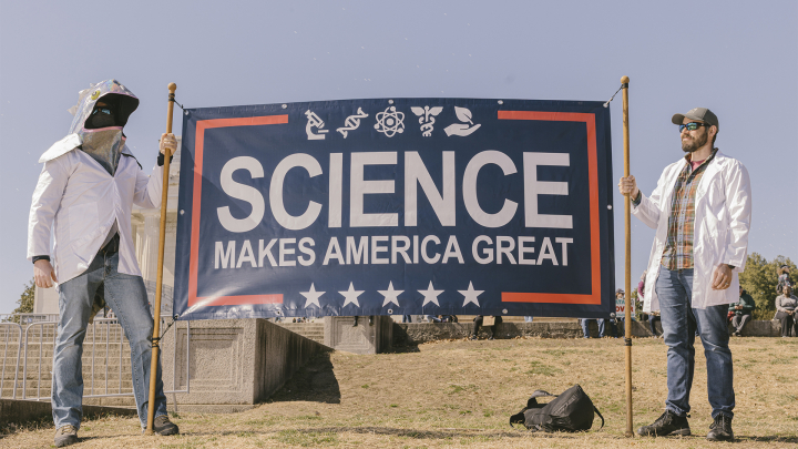 Während der Kundgebung „Stand Up for Science“ vor dem Lincoln Memorial in Washington halten Menschen ein Transparent mit der Aufschrift „Science Makes America Great“