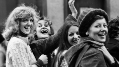 Mehrere Frauen demonstrieren gut gelaunt in Island am 24. Oktober 1975