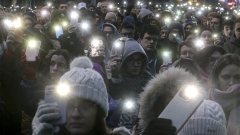 Demonstrantinnen halten ihre Handylampen hoch