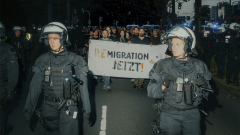 Blick auf die Demonstration unter dem Motto "Remigration jetzt!" zu der rechte bis extrem Rechte Gruppen aufgerufen hatten
