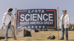 Während der Kundgebung „Stand Up for Science“ vor dem Lincoln Memorial in Washington halten Menschen ein Transparent mit der Aufschrift „Science Makes America Great“