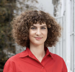 Portrait von Laura Wiesböck Portrait von Laura Wiesböck