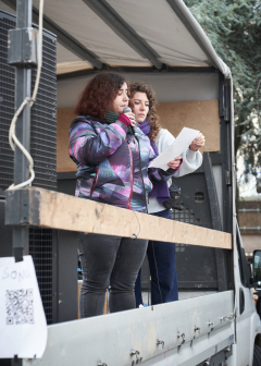 Yael Schmitt und Zeynep Karaosman auf einem Planwagen halten eine Ansprache Yael Schmitt und Zeynep Karaosman auf einem Planwagen halten eine Ansprache