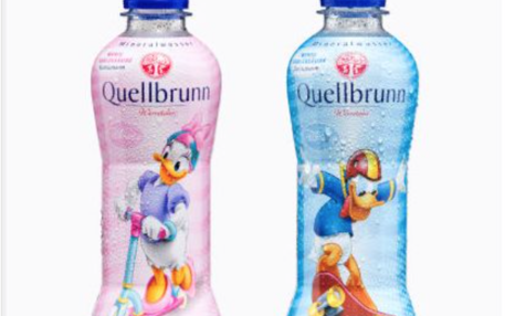In pink und blau gegenderte Mineralwasser-Flaschen von Aldi