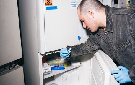 Anthony Di Franco nimmt eine Probe aus einem Kühlschrank in den Counter Culture Labs
