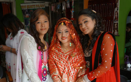 Zwei Stunden im Beautysalon und das strahlend schöne Ergebnis: Braut Maya, die einen Sari in den traditionellen Hochzeitsfarben Rot und Gold trägt