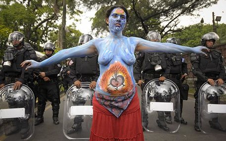 Auf den Straßen der Hauptstadt San Salvador demonstriert die Aktivistin einer Frauenorganisation dafür, Schwangerschaftsabbruch endlich zu entkriminalisieren