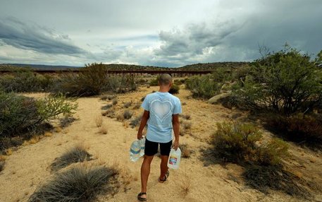 Ein Mitglied der „Border Angels“ ist unterwegs, um Wasserkanister zu deponieren