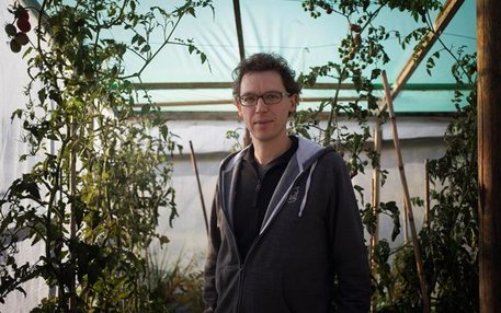 Mitverwalter des Salatbauanarchismus: Sebastian Schoppnies im „opflanzt is!“