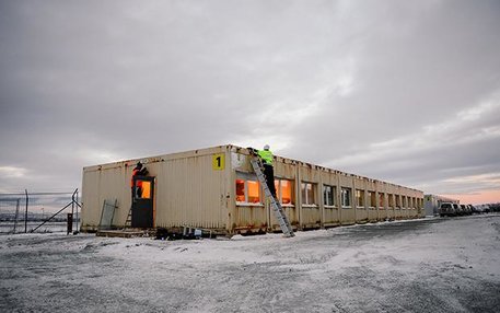 In „Vestleiren“ harren die Flüchtlinge ihrer Anhörung und der drohenden Abschiebung. Die Zustände in dem Camp 15 Kilometer außerhalb von Kirkenes in Nordnorwegen haben immer wieder für Schlagzeilen gesorgt