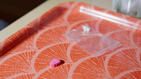 Ecstasy-Pille auf einem Tablett 