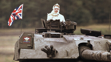 Die frühere britische Premierministerin Margaret Thatcher schaut aus einem Panzer
