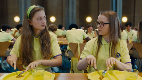 Zwei Schülerinnen in der Kantine im Film Club Zero