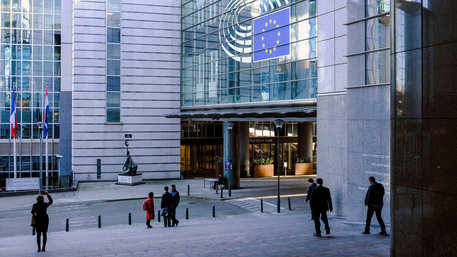 Menschen vor dem Europaparlament in Brüssel (Foto: Michael Kneffel / Alamy Stock Photo)