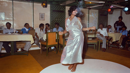 Tänzerin in Indien; Foto: Mitch Epstein, Rosy, Meghraj Cabaret #2, Bombay 1984 Courtesy of Galerie Thomas Zander, Köln