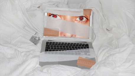 Gesicht auf einem Laptop-Display, das mit Pflastern und Verband "verarztet" wurde