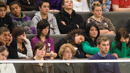 Jugendliche schlafen im Bundestag während einer Debatte