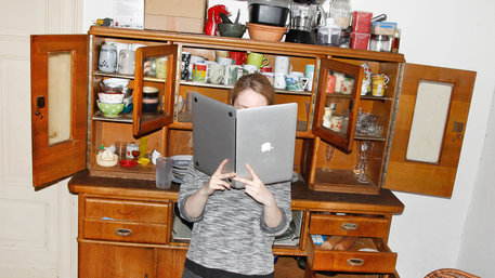 Frau nutzt Laptop als Buch (Foto: Renke Brandt)
