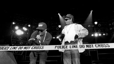 N.W.A. Rappers MC Ren and Eazy-E. bei einem Konzert 1989