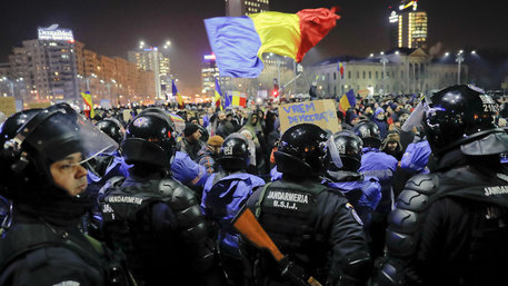 Polizei und Demonstranten in Bukarest