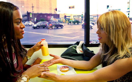Kitana Kiki Rodriguez und Mya Taylor sitzen im Donut Shop 
