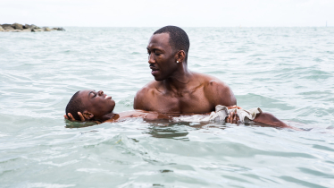 Szene aus dem Film „Moonlight“: Juan bringt Chiron das Schwimmen bei Szene aus dem Film „Moonlight“: Juan bringt Chiron das Schwimmen bei