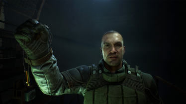 Screenshot aus S.T.A.L.K.E.R. 2, ein Soldat hält eine Kette mit Patronenhülse hoch