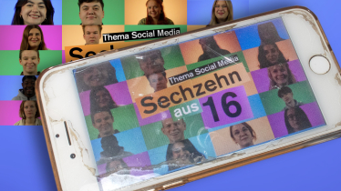 16 Jugendliche in Kacheln vor buntem Hintergrund 16 Jugendliche in Kacheln vor buntem Hintergrund