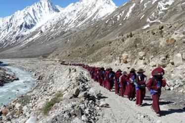 Auch Buddhisten können sich ärgern, etwa über Plastikmüll, der im Himalaya herumliegt. Deshalb wird auf den Gehmeditationen des Geistlichen Gyalwang Drupka nun immer aufgeräumt Auch Buddhisten können sich ärgern, etwa über Plastikmüll, der im Himalaya herumliegt. Deshalb wird auf den Gehmeditationen des Geistlichen Gyalwang Drupka nun immer aufgeräumt