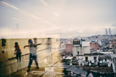 Menschen über und unter den Dächern: Über 14 Millionen Menschen leben in Istanbul offiziell. In den vergangenen Monaten sind viele Flüchtlinge hinzu gekommen Menschen über und unter den Dächern: Über 14 Millionen Menschen leben in Istanbul offiziell. In den vergangenen Monaten sind viele Flüchtlinge hinzu gekommen