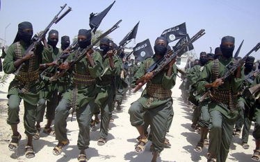 Terrorgruppe: Al-Shabaab-Milizionäre marschieren 2011 in einem Vorort der somalischen Hauptstadt Mogadischu auf. Terrorgruppe: Al-Shabaab-Milizionäre marschieren 2011 in einem Vorort der somalischen Hauptstadt Mogadischu auf.